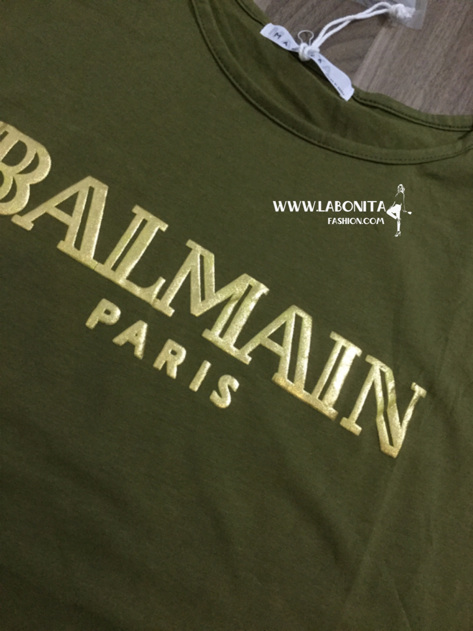 เสื้อยืดแขนกุด BALMAIN ติดกระดุมทองที่ไหล่แบบดาราใส่