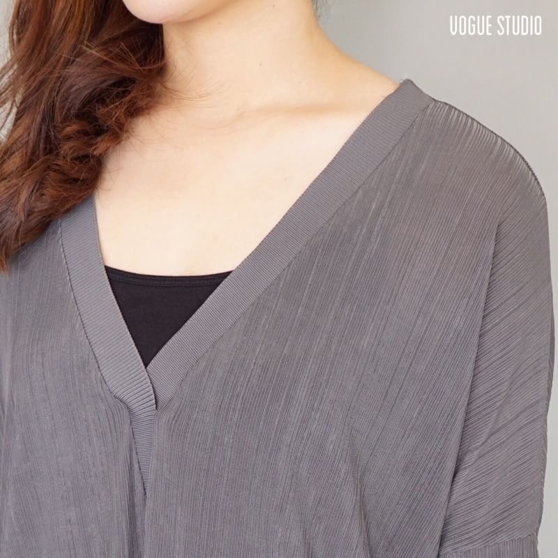 เดรสอัดพลีทถี่ คอวี ทรงไหล่ตก หน้าสั้นหลังยาว ใช้ผ้าอัดพลีทอย่างดี เนื้อนิ่ม ใส่สบาย มาพร้อมเสื้อซับในแยกชิ้น ทรงสวย ดูแพง ชุดเดียวอยู่คะ