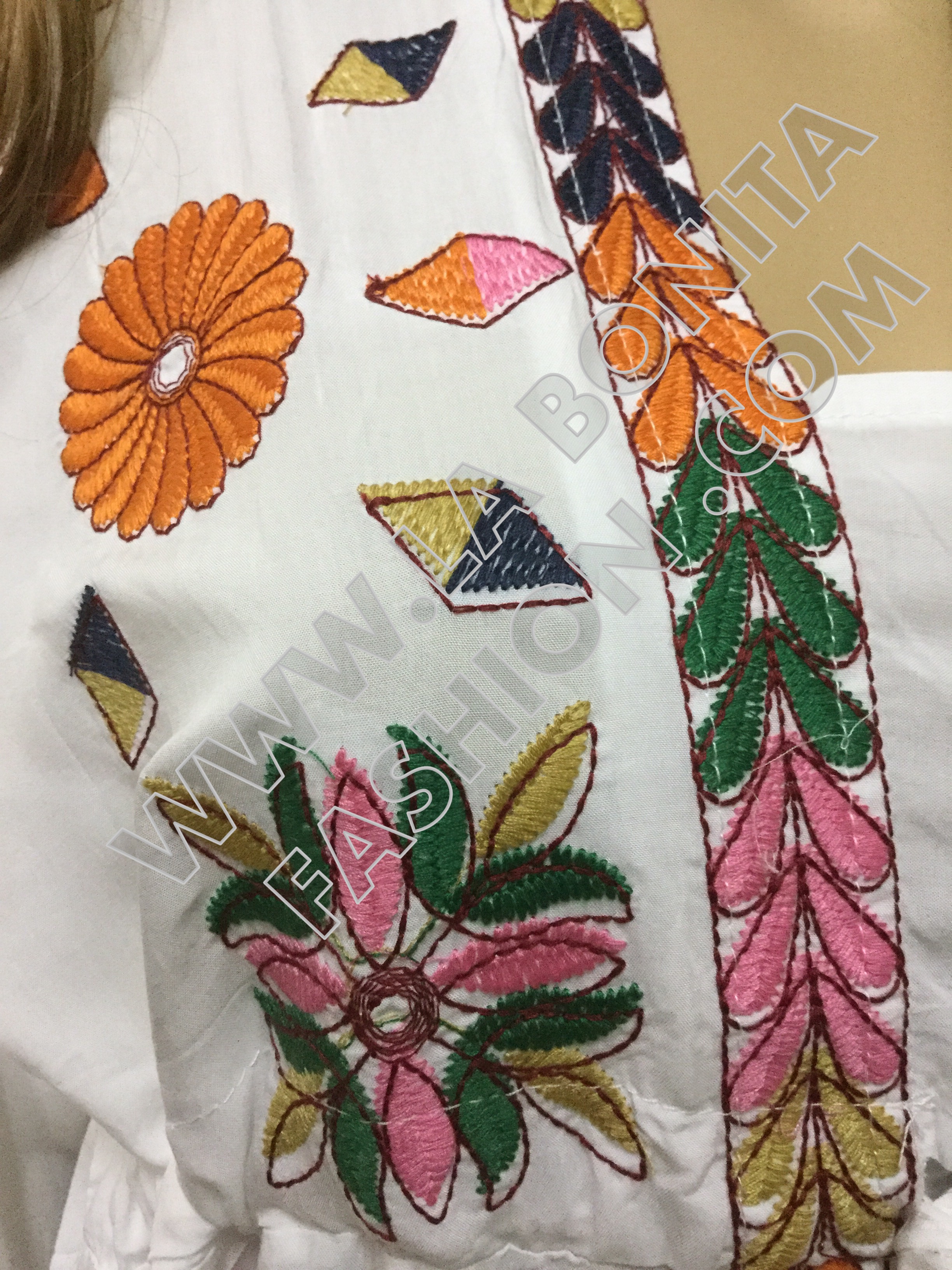 พร้อมส่ง เดรสโบฮีเมียนคอวี ปักลายดอกไม้สีสันสดใส มีเชือกไว้รูดปรับช่วงเอวให้เข้ารูป