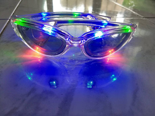 แว่นตาเรืองแสงมีไฟ LED กระพริบ 3 โหมด แบบใส มีเลนส์กันแดด มีไฟ 3 สี