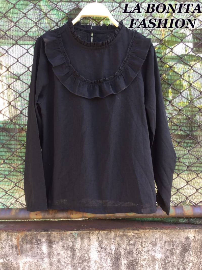 เสื้อสีดำจับจีบคอแต่งระบายสวยๆแบบคุณเต้ยใส่ ผ้าไม่หนา แต่ก็ไม่บางมากนะคะ ผ้าใส่สบาย ระบายอากาศได้ดี ใส่แล้วไม่ร้อนค่ะ เนื้อผ้าทิ้งตัวดี งานสวยค่ะ