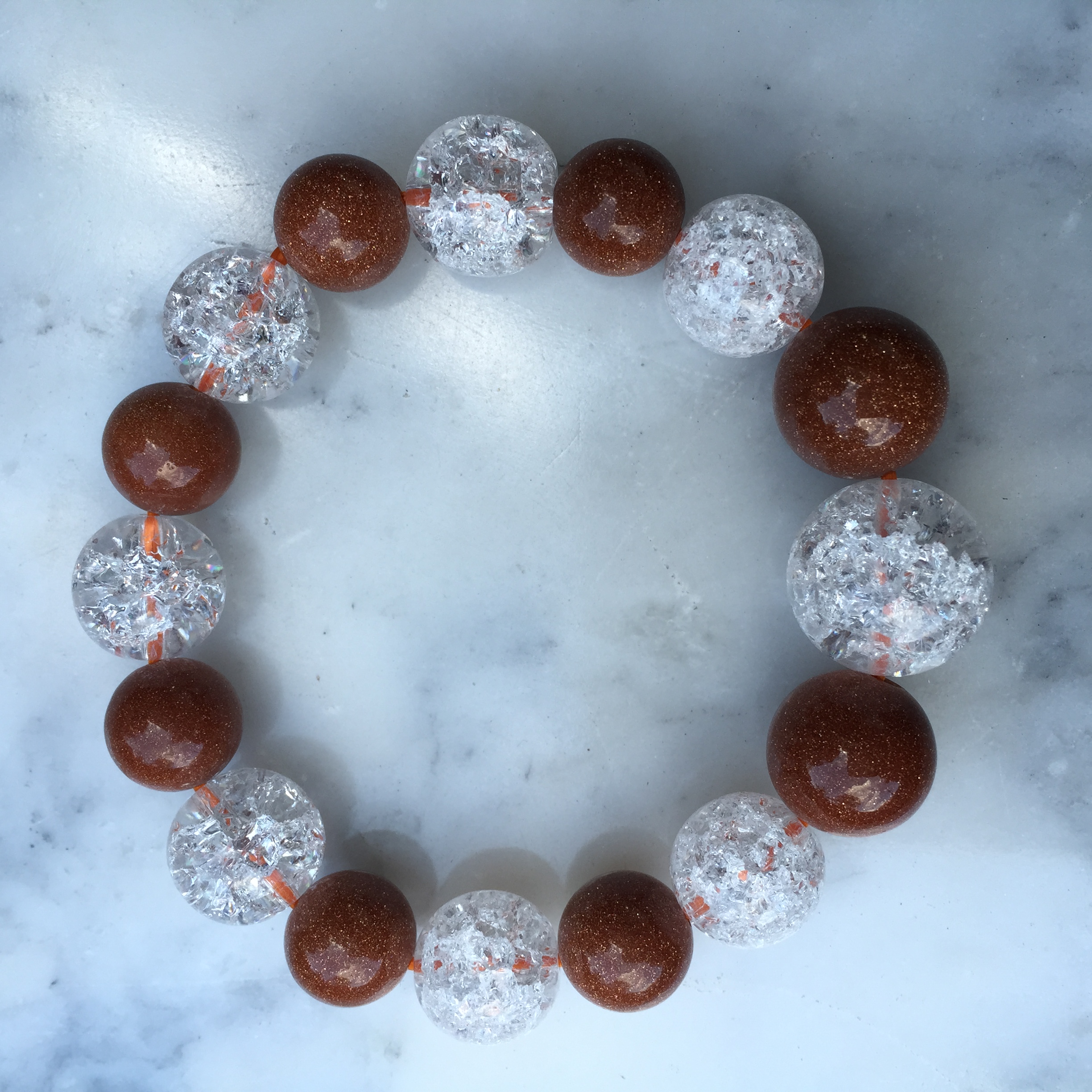 Sandstone and Frozen Quartz (Ice Quartz) นำสิ่งไม่ดีออกไป และนำพาโชคลาภเข้ามา