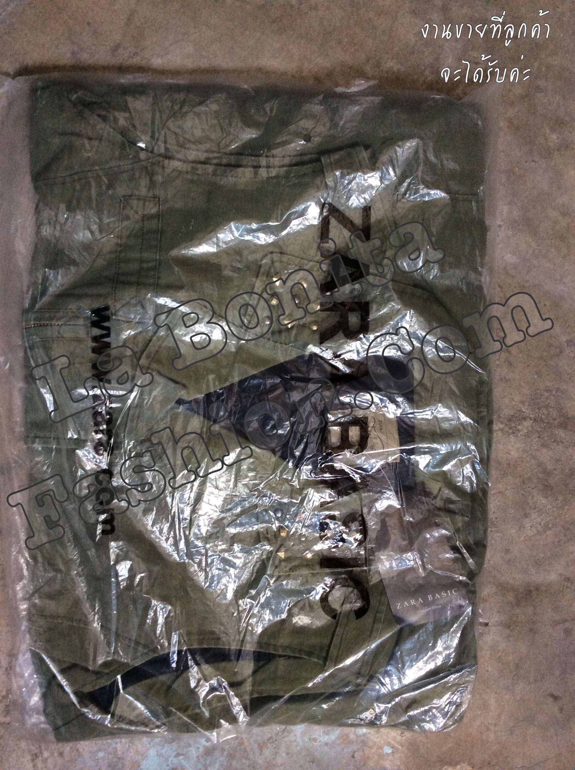 เสื้อกั๊กสีเขียวทหาร แต่งหมุดทองเท่ๆ