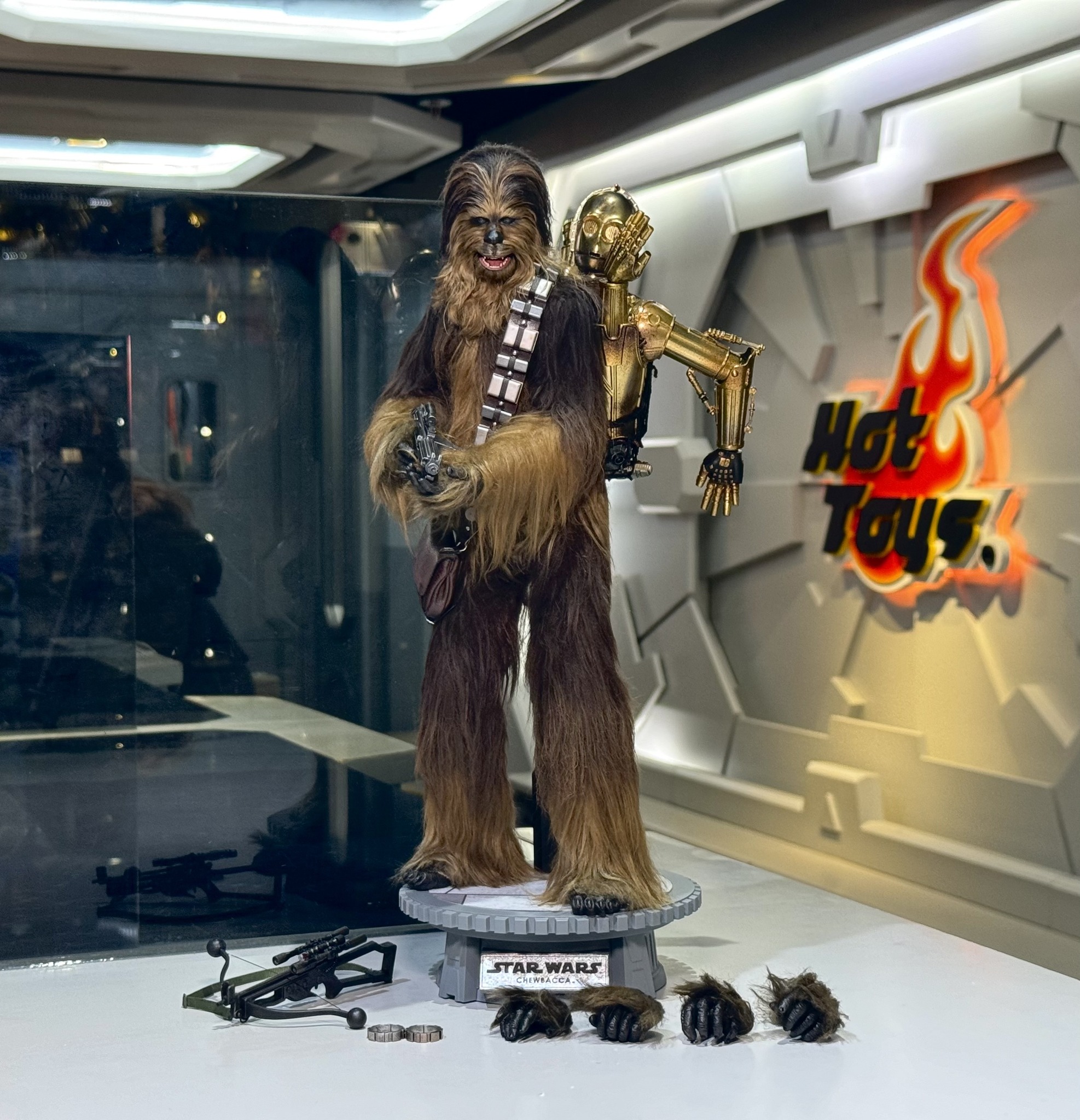 Hot Toys MMS766 Star Wars Episode V: The Empire Strikes Back - Chewbacca with Disassembled C-3PO