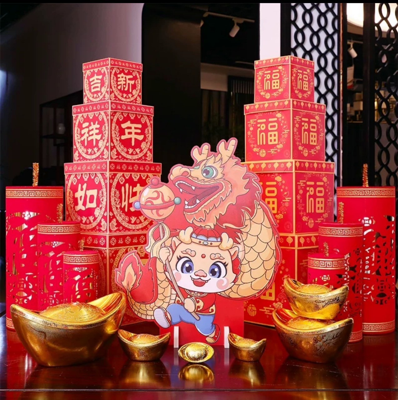 สินค้าที่คุณกำลังตามหา ของประดับวันตรุษจีนที่ช่วยเสริมความเป็นมงคลให้กับชีวิต พร้อมโคมแดง ที่สลักความหมายอันเป็นมงคล มากมายด้วยของประดับหลากหลายชนิดที่เราคัดสรร จัดเตรียมมาให้เลือกซื้อ ในราคาสุดประทับใจ