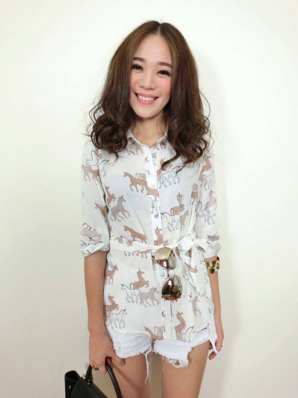 เสื้อเชื้ตผ้าดีมาก ผ้าปริ้นลายม้าน่ารักๆ มาพร้อมเชือกมัดเอว (ลายเดียวกับเสื้อ) สามารถนำมาผูกเอวหรือทำเป็นที่ประดับผมค่ะ