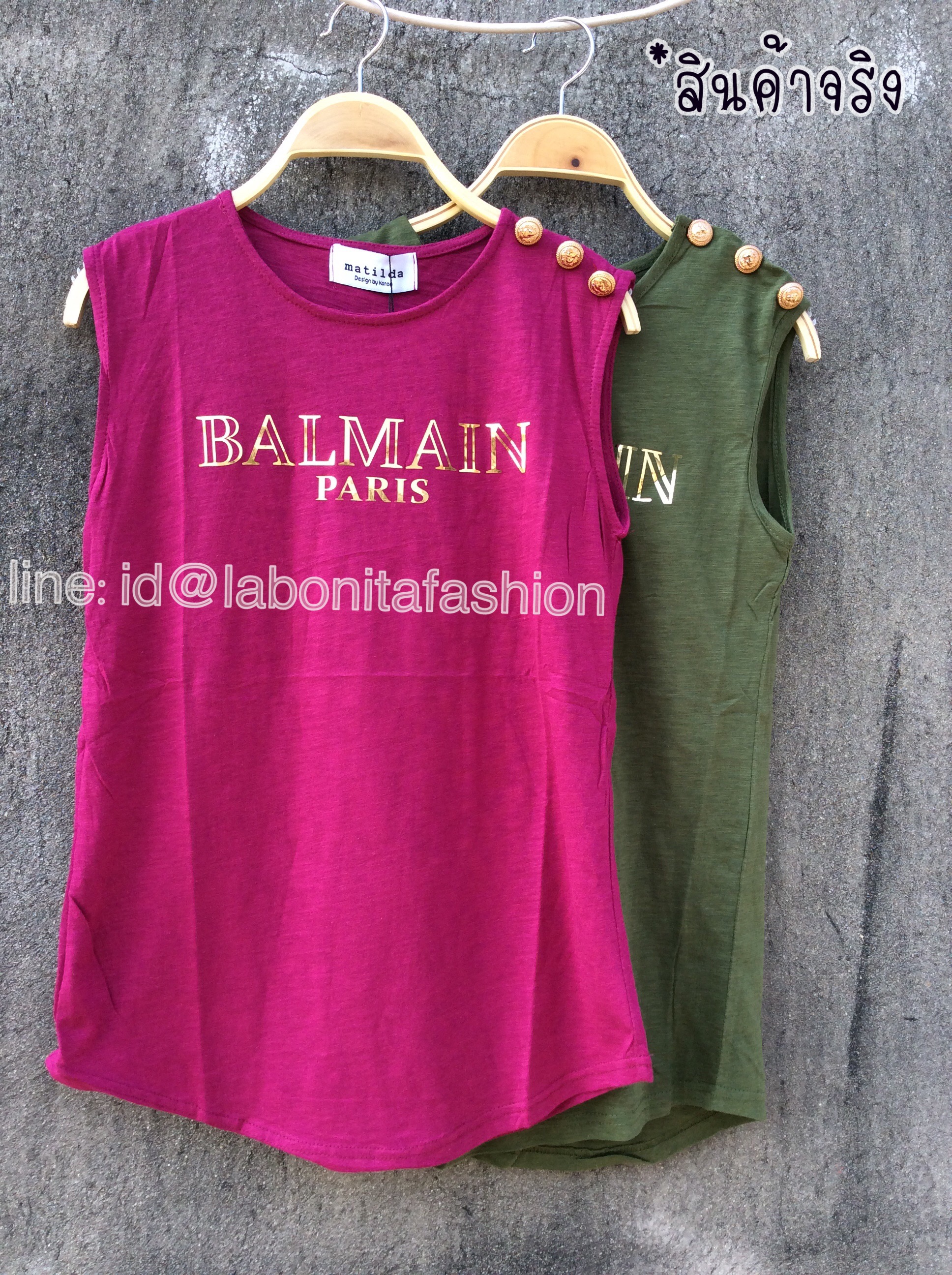 เสื้อกล้ามแขนกุดแต่งคอกลมค่ะ งานสุดชิคเก๋ไก๋ที่ไม่ควรพลาดจ้ะ ด้านหน้ามาพร้อมงานสกรีนลายเป็นคำว่า Balmain ค่ะ เนื้อผ้าดี สวมใส่สบายมากๆ