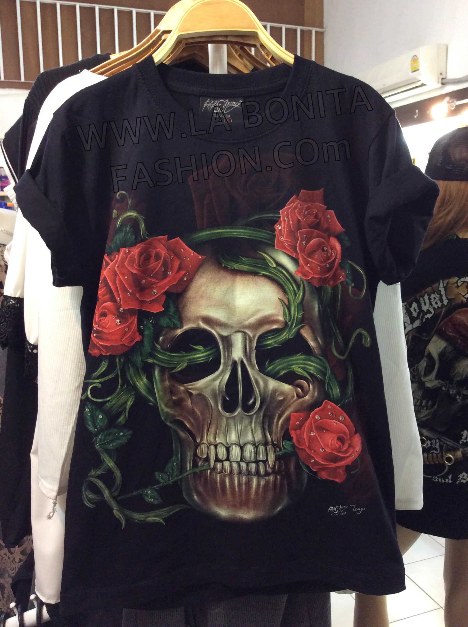 เสื้อยืดวินเทจหญิง สกรีนลายหัวกระโหลกประดับดอกกุหลาบสีแดง ลายสวยมากๆๆๆ แนะนำเลยค่ะ