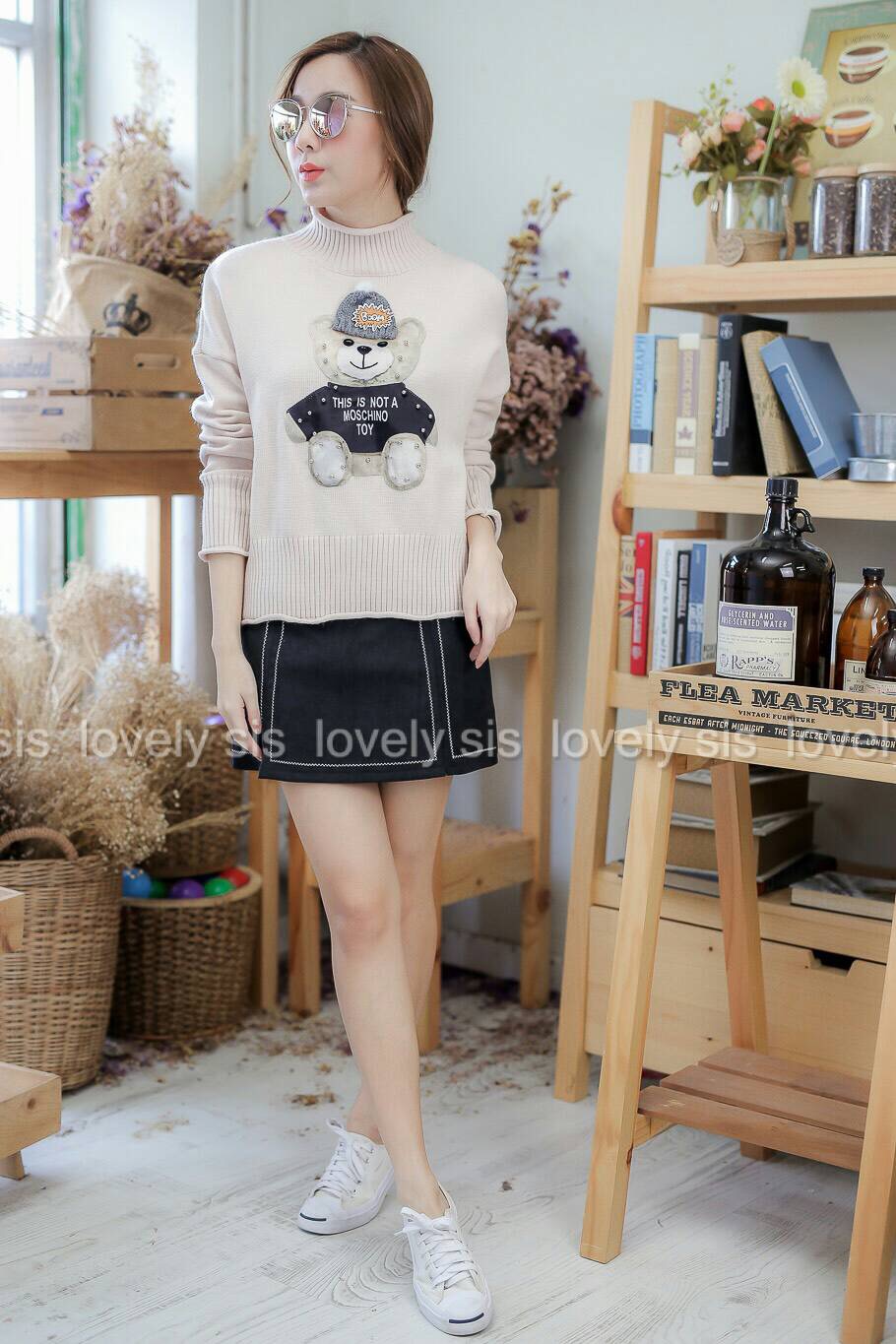 เสื้อไหมพรมแขนยาวคอเต่า งานปักน้องหมี แต่งหมุด แบรนด์ Moschino น่ารักมากๆค่า ตัวหมีดีเทลละเอียด ติดหมวกมีปอมน่ารัก เนื้อผ้าก็นุ่ม ใส่อุ่น งานเกรดดีค่า แนะนำๆเลยตัวนี้