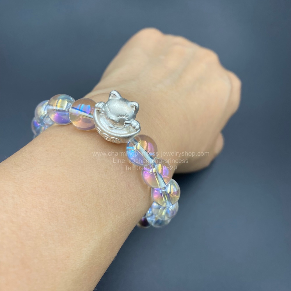 ออร่าควอตซ์ หรือ Aura Quartz 10 มม ช่วยชาร์จพลังงานแห่งความสั่นสะเทือนของความสุข, ความเบิกบาน, และความคิดบวกให้แก่เรา พร้อมแมวนางกวัก นั่งบนก้อนทอง เรียกเงินทองโชคลาภ