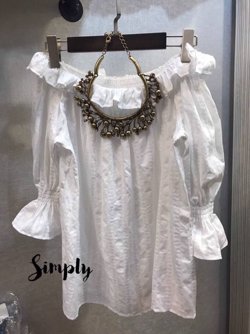 เสื้อปาดไหล่ แขนจั้ม แต่งลอนระบายน่ารักๆที่อกและแขน เนื้อผ้าดีมากกก แมตซ์กับอะไรก็น่ารัก งานสวย ใส่ออกมาน่ารักตามแบบเป๊ะเลยค่า