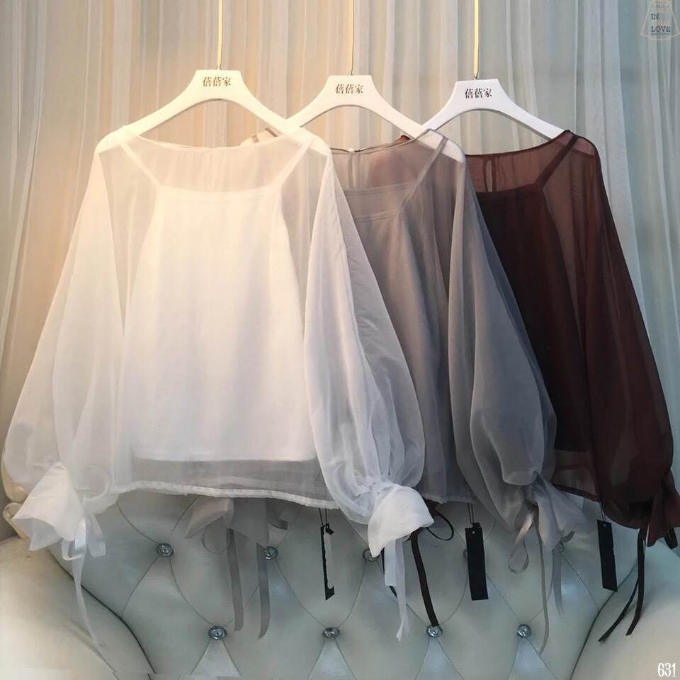 เสื้อผ้าออแกนซ่าเนื้อด้าน คอกว้างตัวโคล่งทรงปล่อย แขนปีกค้างคาวพองทรงบอลลูนที่ปลายแขนจั๊มผูกริบบิ้นสวยหวาน ใส่แบบสวมทางศรีษะติดกระดุมหลัง 1 เม็ด ไอเทมหวานปนหรูใส่กับอะไรก็สวยค่ะ