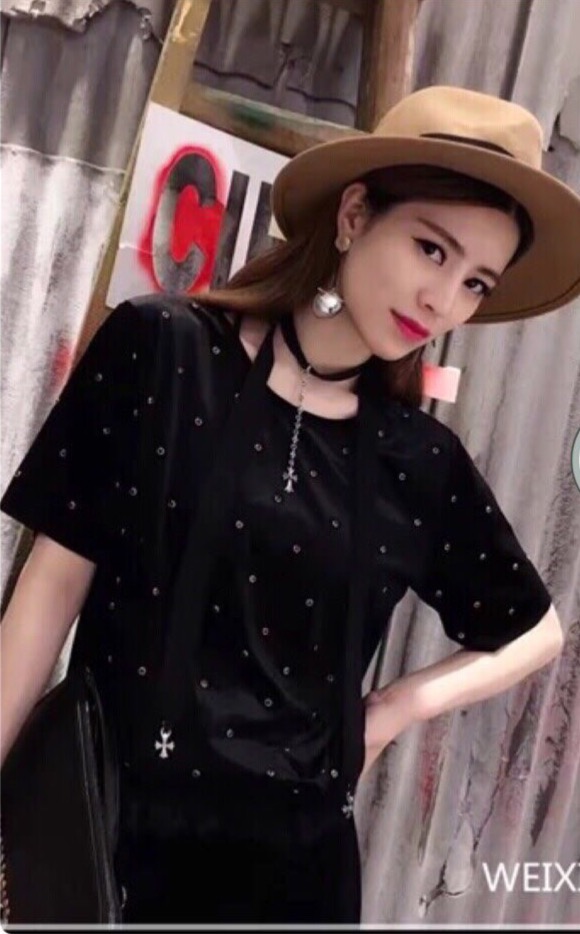 เสื่อยืดกำมะหยี่ติดเพชร ตัวนี้ must have เลยค่ะ ทั้งเก๋และเรียบหรูในคราวเดียวกัน