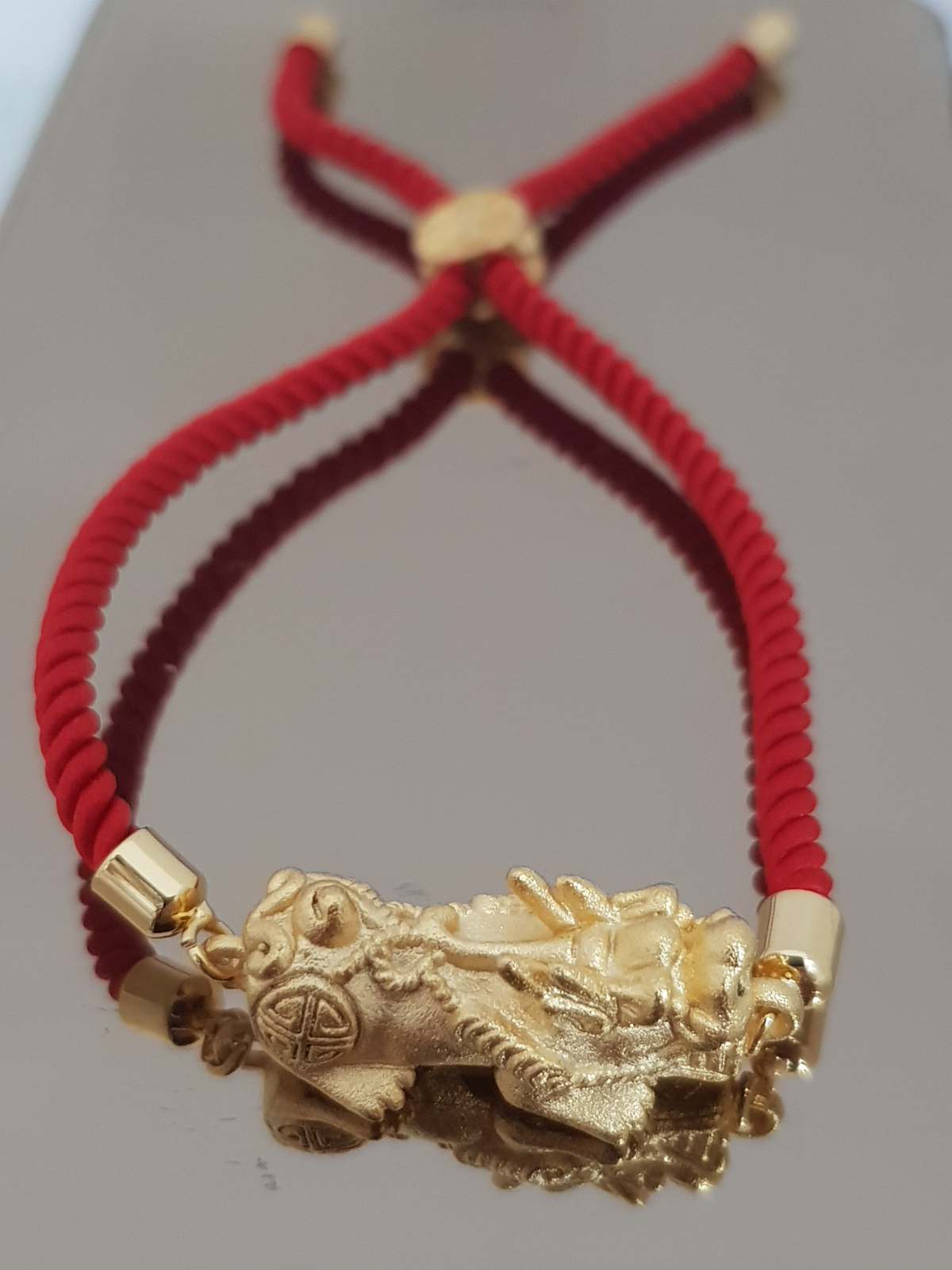 วัตถุมงคลสำหรับเสริมดวงของทุกปีนักษัตรที่ดี คือ ปี่เซียะ ด้ายแดง คู่บารมี เสริมโชค เรียกทรัพย์ ร่ำรวย เงิน ทอง ปัดเป่าสิ่งชั่วร้าย เก็บเงินทองไม่รั่วไหลพร้อมก้อนเงิน สัญลักษณ์ของความมั่งคั่ง มั่งมี