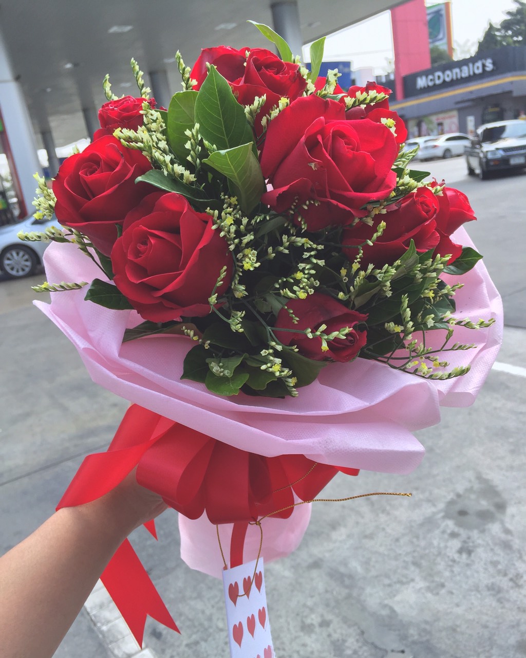 ช่อดอกกุหลาบสีแดง ดอกไม้สด ห่อด้วยกระดาษสาสีชมพู