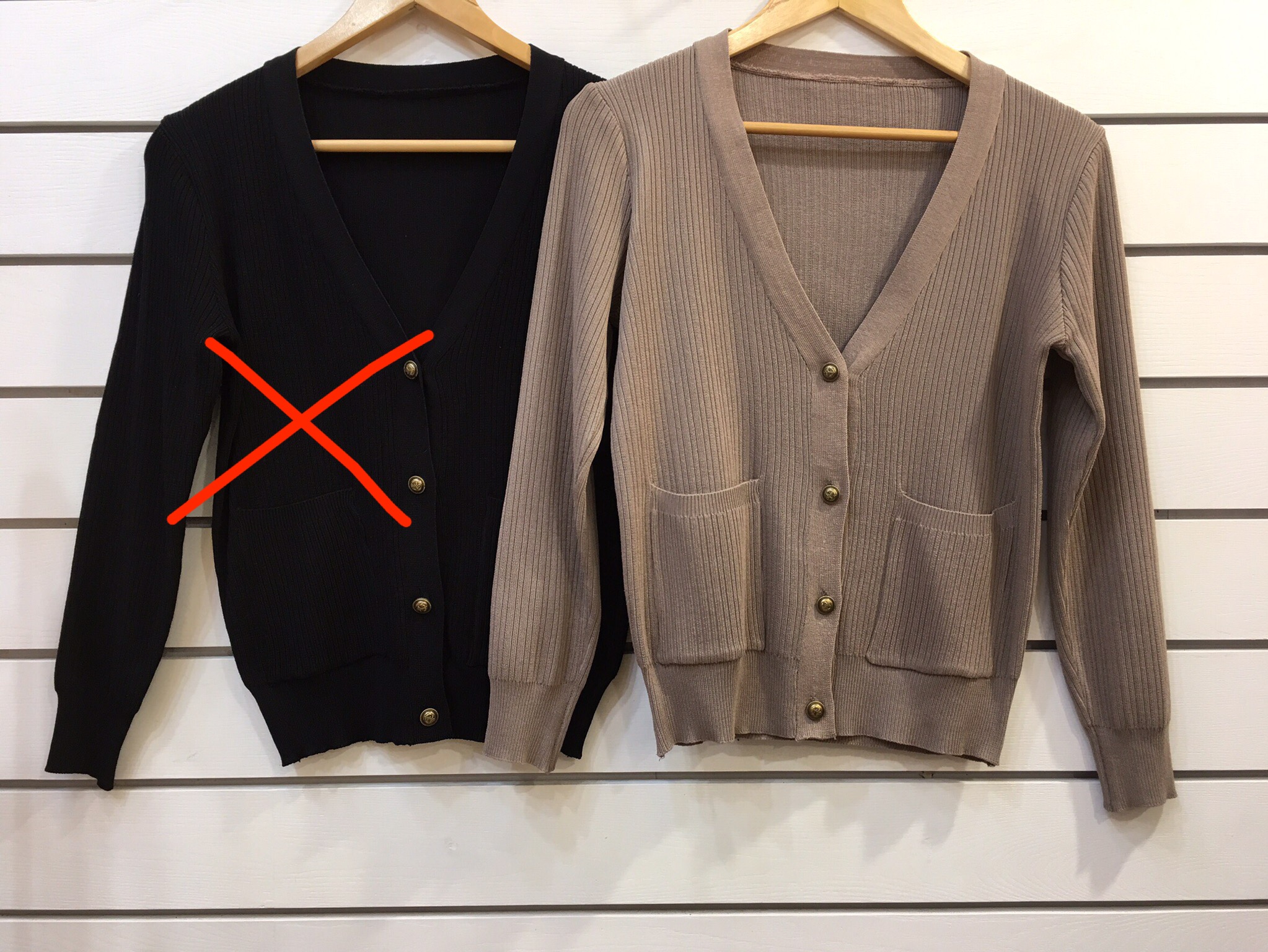 ผ้าทอknit เนื้อผ้าวิ้งๆในตัว ทรงสวยมากๆค่ะ กางเกงมี้ชือกผูกเอว ทรงขาจั้มค่ะ เรียบหรูแต่มี