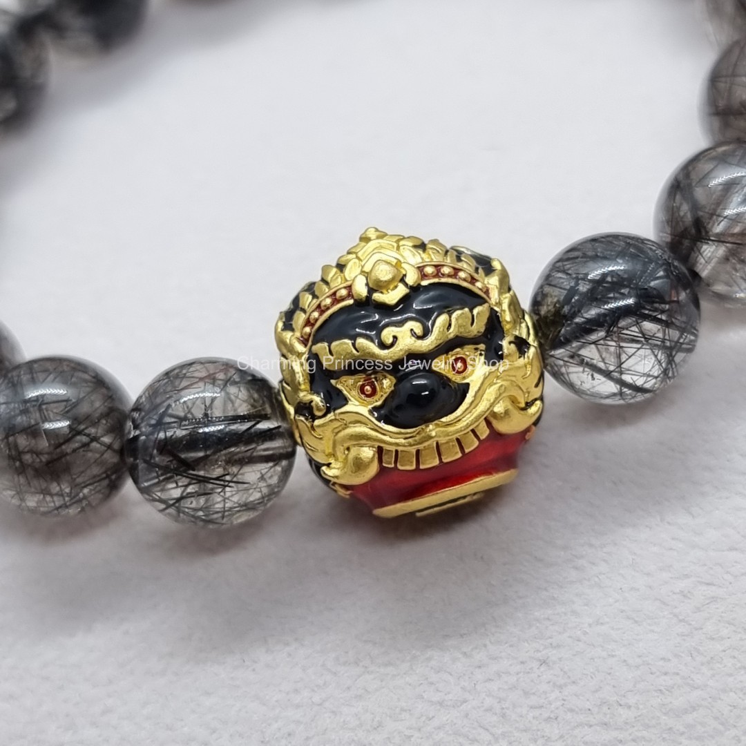 ลูกอมพระราหูนอโม ศรีวิชัย เนื้อสัมฤทธิ์ชุบทอง ลงยาสีดำแดง พลิกหนุนดวงชะตาราศีกลับร้ายกลายเป็นดี เสริมดวงหนุนดวงชะตา เสริมฐานะและเสริมเป็นความมงคลต่างๆในชีวิต และ ป้องกันภยันตราย ร้อยพร้อม แก้วขนเหล็ก หรือ ไหมดำ 10 มม *โปรดใช้วิจารณญาณ*