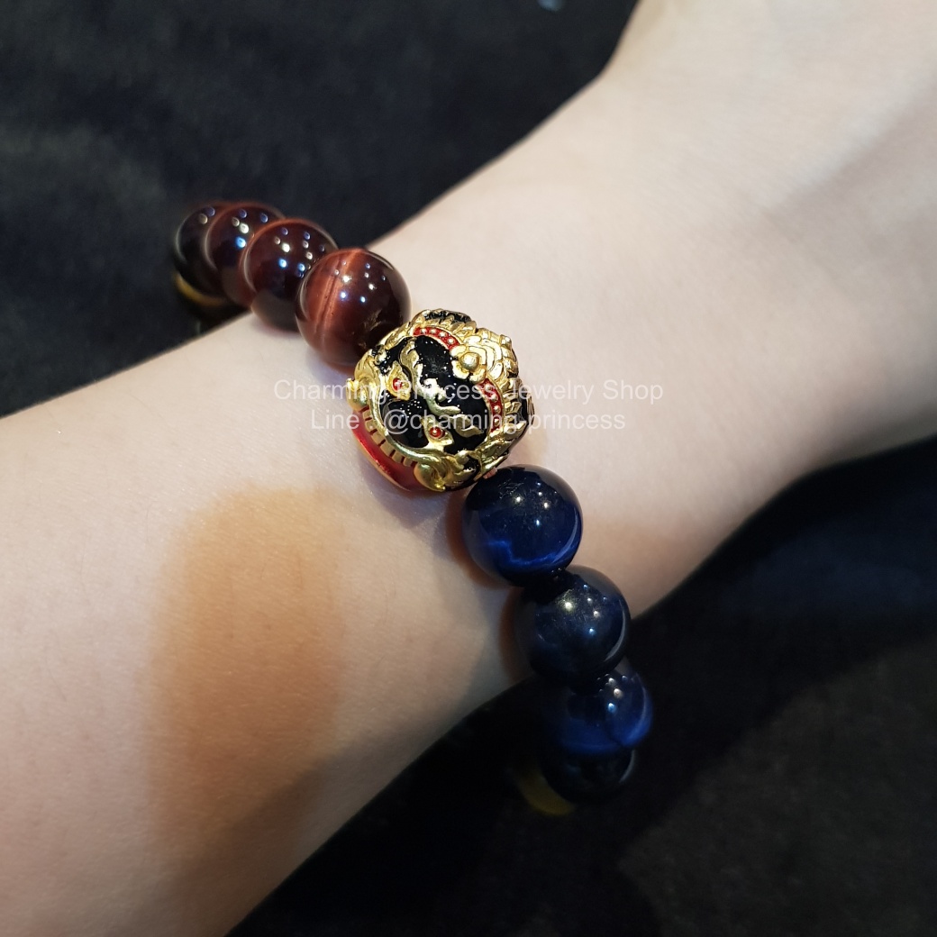 ลูกอมพระราหูนอโม ศรีวิชัย เนื้อสัมฤทธิ์ชุบทอง ลงยาสีดำแดง พลิกหนุนดวงชะตาราศีกลับร้ายกลายเป็นดี เสริมดวงหนุนดวงชะตา เสริมฐานะและเสริมเป็นความมงคลต่างๆในชีวิต และ ป้องกันภยันตราย ร้อยพร้อม 5 พยัคฆราช Tiger Eye Multi Colors หินตาเสือครบทุกสี 10 มม