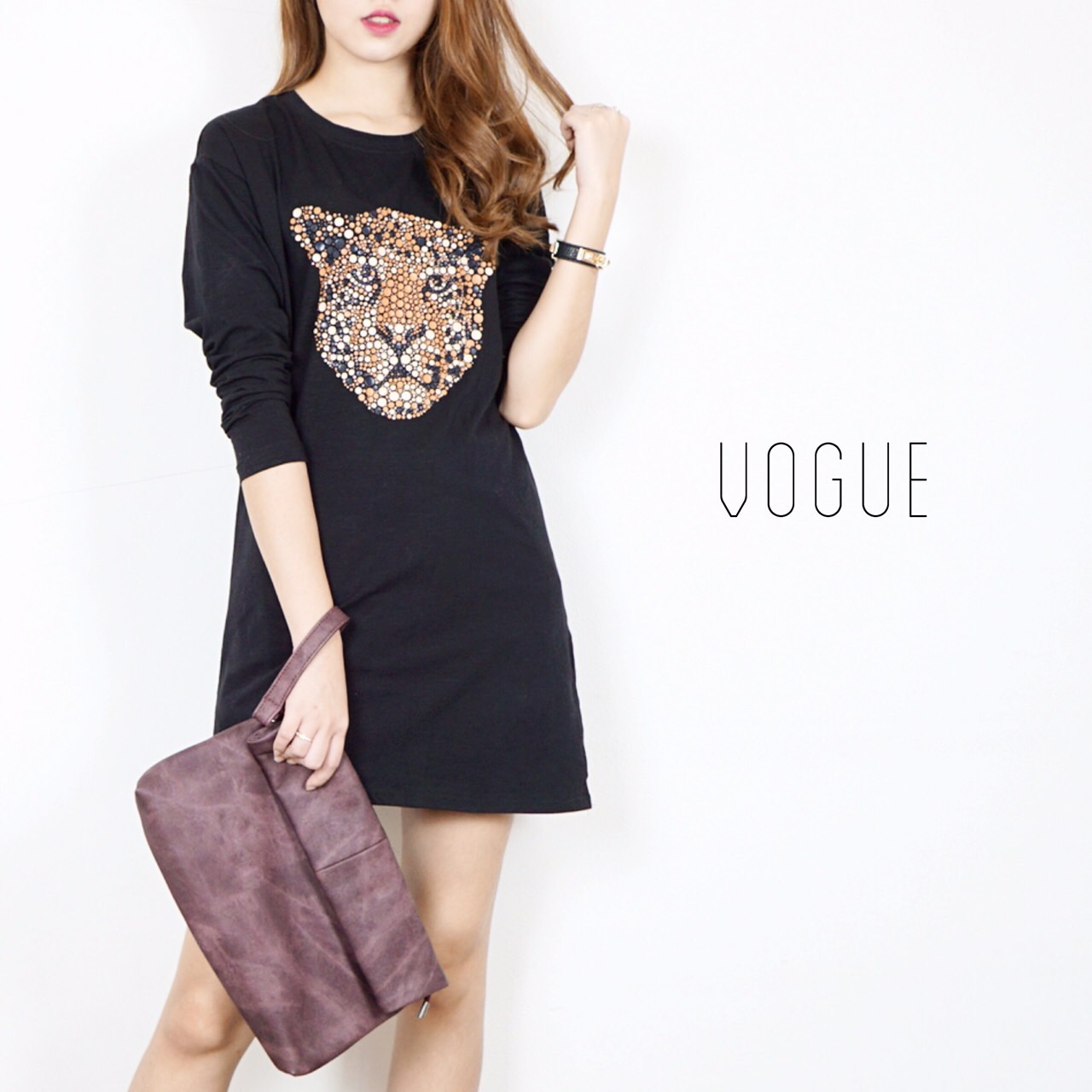 เดรสผ้าสลาฟสีดำผ้าไม่บางนะคะ แต่งลายหน้าเสื้อตรงกลางหน้าอก งานสวยมากๆค่ะ เพราะ หน้าเสื้อไม่ใช่งานสกรีนแบบทั่วไปนะคะ แต่เป็นการตัดปะด้วยหนังหลากสีที่ตัดเป็นชิ้นกลมๆเล็กๆนำมาประกอบเป็นหน้าเสื้อ ทำให้งานออกมาสวยงาม ดูมีมิติ มากกว่างานสกรีนทั่วไปค่ะ