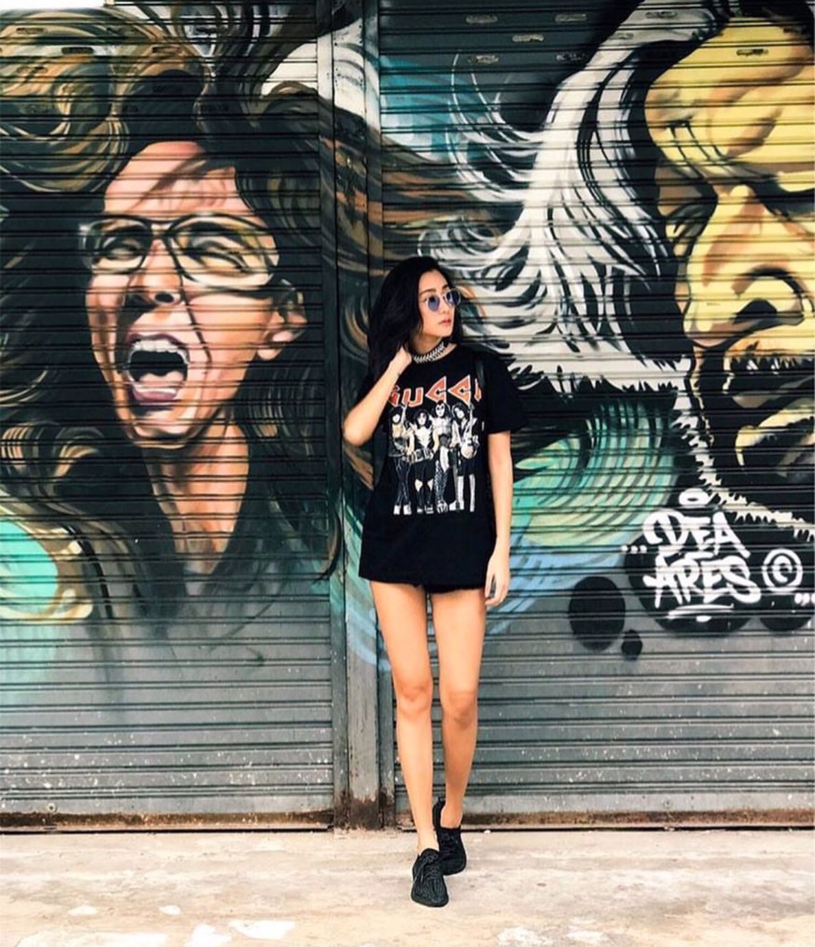 กับเสื้อยืดแขนสั้นแต่งคอกลม มาพร้อมงานสกรีนลวดลายสไตล์วินเทจแนวๆตรงด้านหน้าตัวเสื้อค่ะ ลายสกรีนคมชัด เนื้อผ้าดีสวมใส่สบายมากๆค่ะ ใส่สวยแบบ คุณ ญาญ่าญิ๋ง คุณ คิมเบอรรี่ คุณ ไอซ์ และ เซเลบ คนดัง ใส่กันเยอะค่ะลายสกรีนนี้