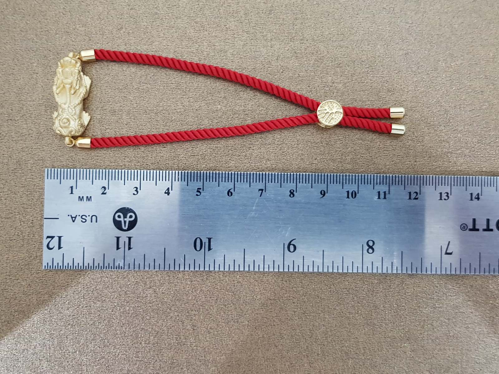 วัตถุมงคลสำหรับเสริมดวงของทุกปีนักษัตรที่ดี คือ ปี่เซียะ ด้ายแดง คู่บารมี เสริมโชค เรียกทรัพย์ ร่ำรวย เงิน ทอง ปัดเป่าสิ่งชั่วร้าย เก็บเงินทองไม่รั่วไหลพร้อมก้อนเงิน สัญลักษณ์ของความมั่งคั่ง มั่งมี