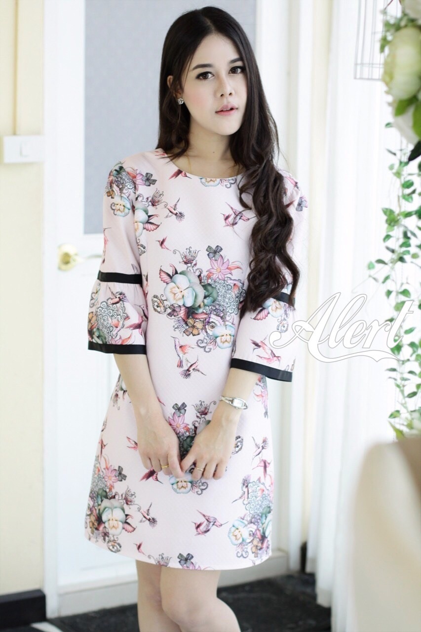 เดรสตัวนี้ลายสวยเนื้อผ้าเริ่ดสุดๆจร้า กับทรงสวยหรู