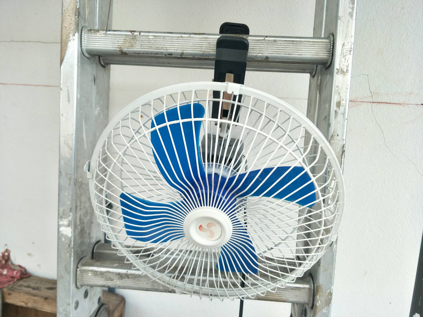 FAN03 พัดลม 12v ขนาด 10 นิ้ว สำหรับติดในรถ หรือพกพาเข้าป่ากางเต๊น ใช้ไฟแบตรถยนได้เลย