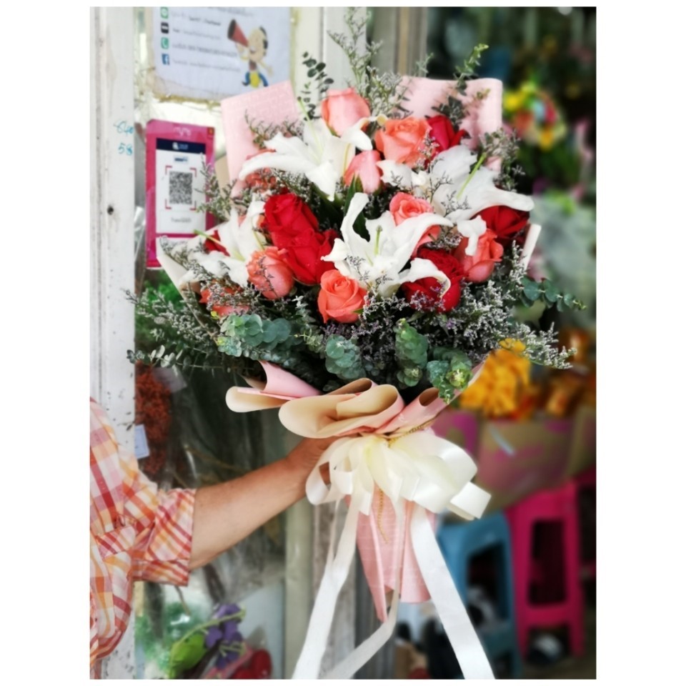 ช่อดอกกุหลาบสีแดง แซมดอกลิลลี่ขาว ใบยูคา