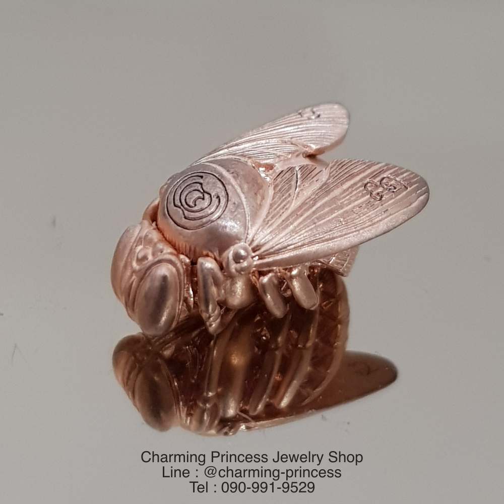 พญาภู่คำ ต่อเงินต่อทอง เนื้อทองแดง เครื่องรางของขลังทำพิธีปลุกเสกแล้วคะ พญาแมลงภู่คำนี้ นับเป็นเอกทางโชคลาภ เมตตา ส่งเสริมดวงชะตาให้มั่งคั่ง ทั้งทรัพย์สิน ยศศักดิ์ เป็นที่รักใคร่เอ็นดูของผู้คนทั้งหลาย อีกทั้งยังป้องกันคุณไสยมนต์ดำ