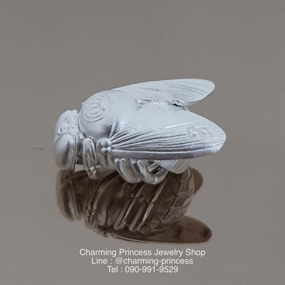 พญาภู่คำ ต่อเงินต่อทอง เนื้อเงิน เครื่องรางของขลังทำพิธีปลุกเสกแล้วคะ พญาแมลงภู่คำนี้ นับเป็นเอกทางโชคลาภ เมตตา ส่งเสริมดวงชะตาให้มั่งคั่ง ทั้งทรัพย์สิน ยศศักดิ์ เป็นที่รักใคร่เอ็นดูของผู้คนทั้งหลาย อีกทั้งยังป้องกันคุณไสยมนต์ดำ