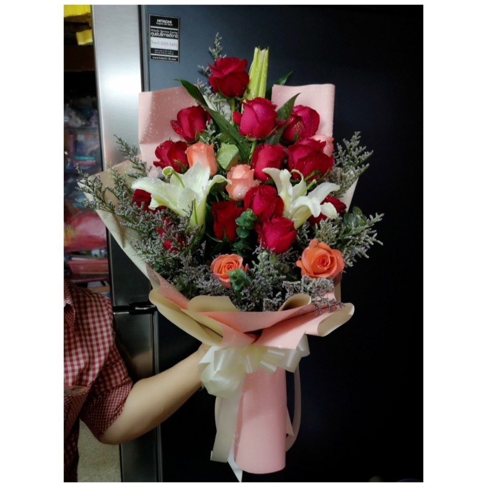 ช่อดอกกุหลาบสีแดง แซมดอกลิลลี่ขาว