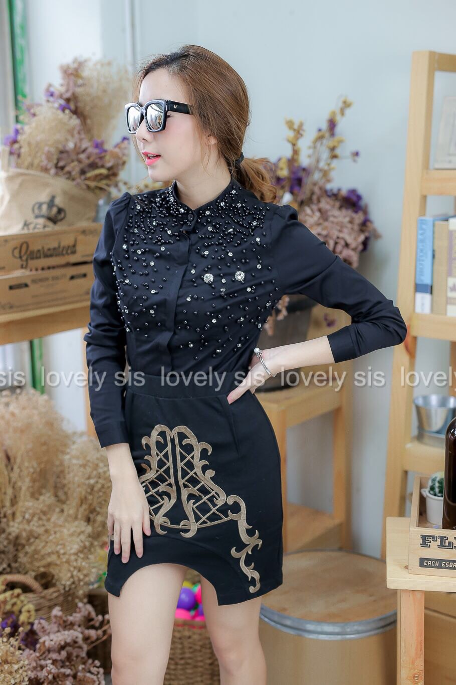 เสื้อเชิ้ตคอปีน แขนยาว กระดุมเรียงแต่งสาบซ่อน เพิ่มความหรูด้วยเพชรและมุกสีเดียวกับสีเสื้อ ผ้าเชิ้ตเนื้อดี ยืดหยุ่น ใส่สวย แมทช์กับกระโปรงหรือขายาวดูดีสุภาพนะคะ