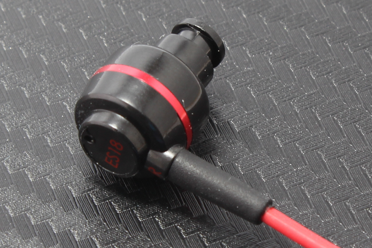 ขาย หูฟัง Soundmagic ES18 สีสันจิ้ดจ้าดถูกใจวัยรุ่น เบสลงลึกหนักหน่วงสะใจ ใส่สบาย น้ำหนักเบา ไม่เจ็บหู หูฟังระดับคุณภาพเยี่ยม !