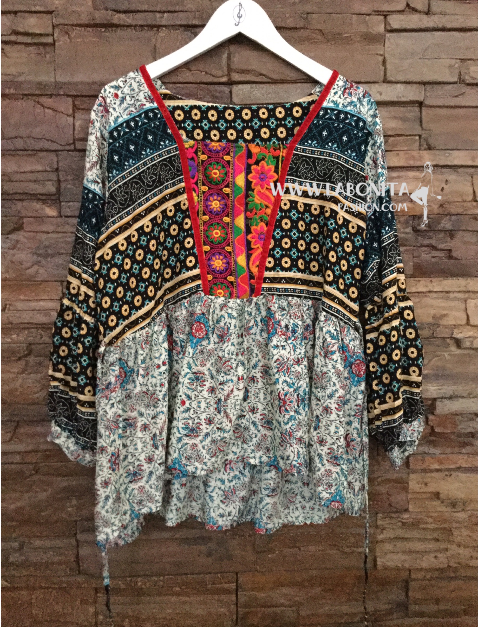 เสื้อโบฮีเมียนทรงสวย อกเสื้อปักลายชนเผ่างานน่ารักมากๆค่ะ