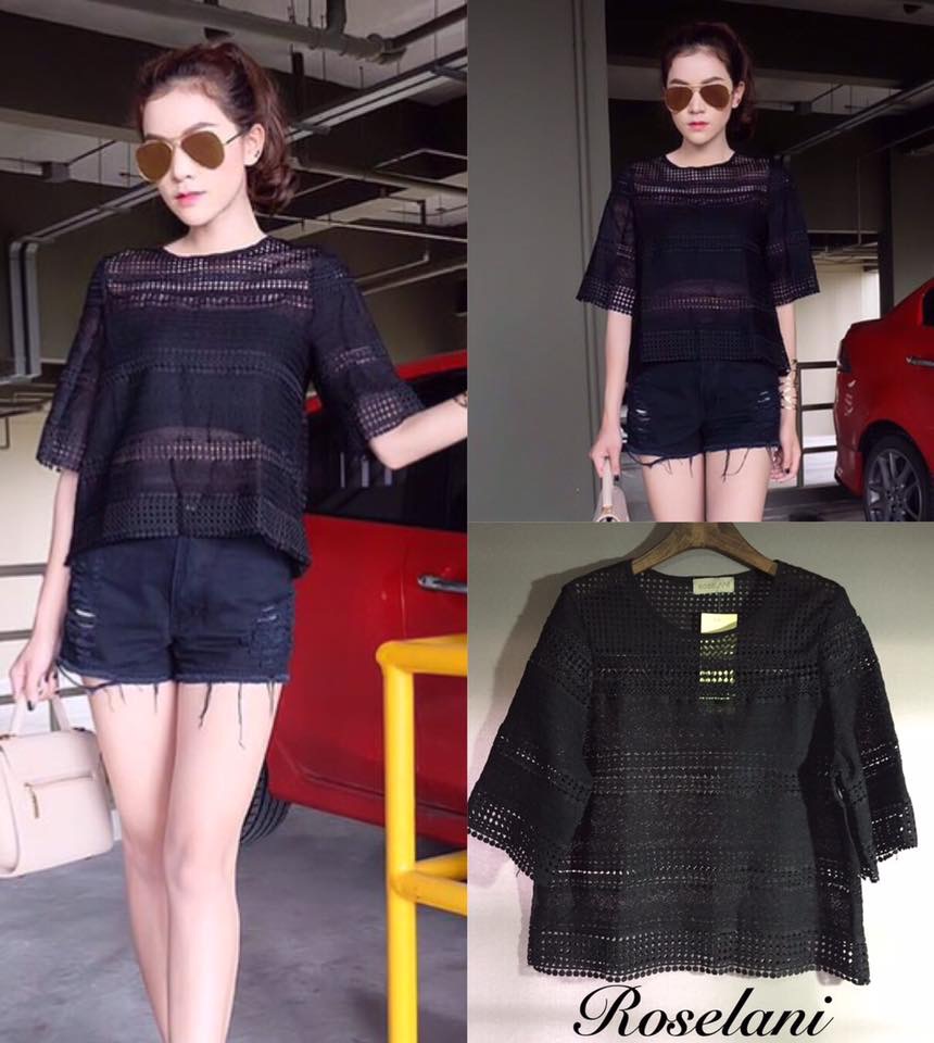 เสื้อลูกไม้สีดำลายน่ารัก ตามนางแบบในรูปใส่ค่ะ แมทกับยีนส์ขาสั้นยาว ได้หมดค่ะ ลูกไม้ดูหรู ราคาเบาๆ