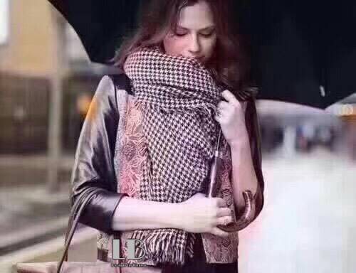 ผ้าคลุมไหล่ ผ้าพันคอ Dior ผ้าwool เนื้อดี นุ่ม ทอลายในตัว ลายคมชัดค่ะ หนาวนี้ห้ามพลาดค่ะ