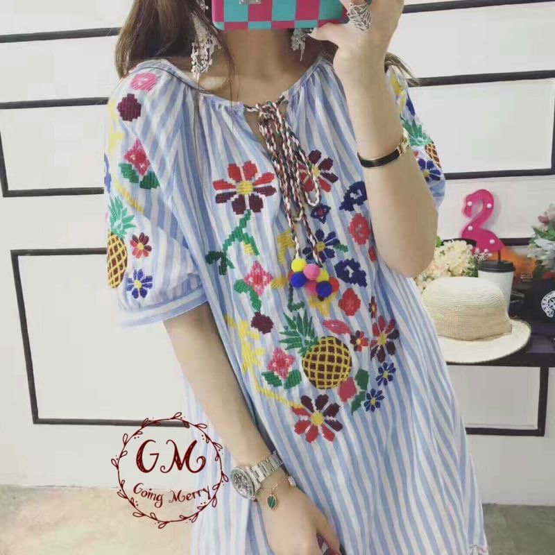 เดรสผ้าคอตตอน แบบงานแบรนด์ งานปักแน่นๆ แขนตุ๊กตา มีเชือกผูกที่คอ ตกแต่งด้วยปอมปอมคัลเลอร์ฟูล แต่งพู่ๆ ที่ชายเก๋ๆ มาพร้อมเชือกผูกโบว์ที่เอว เนื้อผ้าคอตตอน นิ่ม ใส่สบาย ไม่ร้อนใส่สวยๆ ใส่ได้หลายโอกาส ตัวนี้น่ารักมากกก ไม่ควรพลาดค่ะ