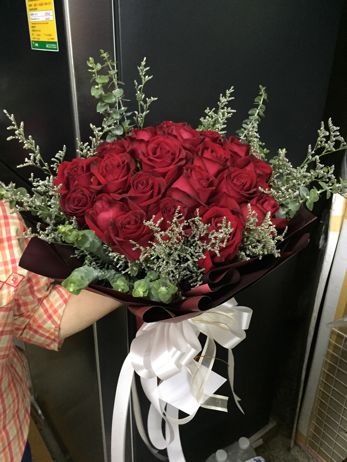 ช่อดอกกุหลาบสีแดง เซอร์ไพรส์วันเกิดคนพิเศษ