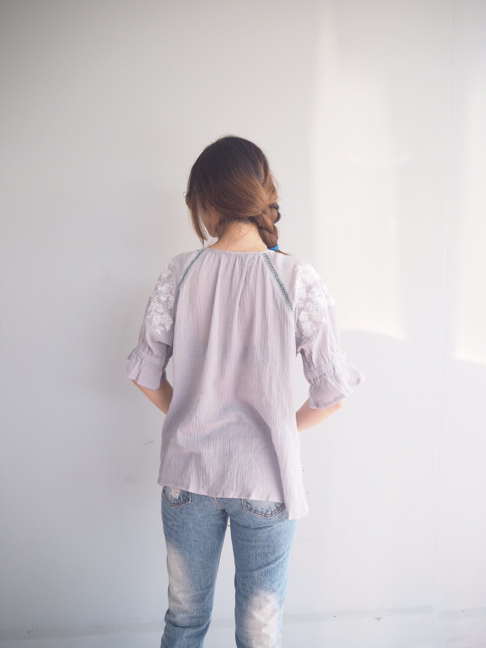 เสื้อทรงปล่อยทิ้งตัวผ้าดี ลายเสื้อปักดอกไม้อย่างดี สีเทา ช่วงตัวเป็นรูระบายทางยาวลงมา แขนพองจั้มแล้วระบายออก เพิ่มความสวยงามด้วยการปักลายดอกไม้เช่นกัน ผูกด้วยเชือกพู่ตรงคอ รวมๆใส่แล้วน่ารักมาก