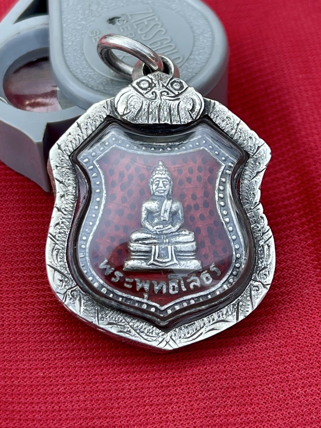 หลวงพ่อโสธร เนื้อเงินลงยาสีแดงรุ่นแรก ปี2498 บล็อก5จุด หลังเข็มกลัด