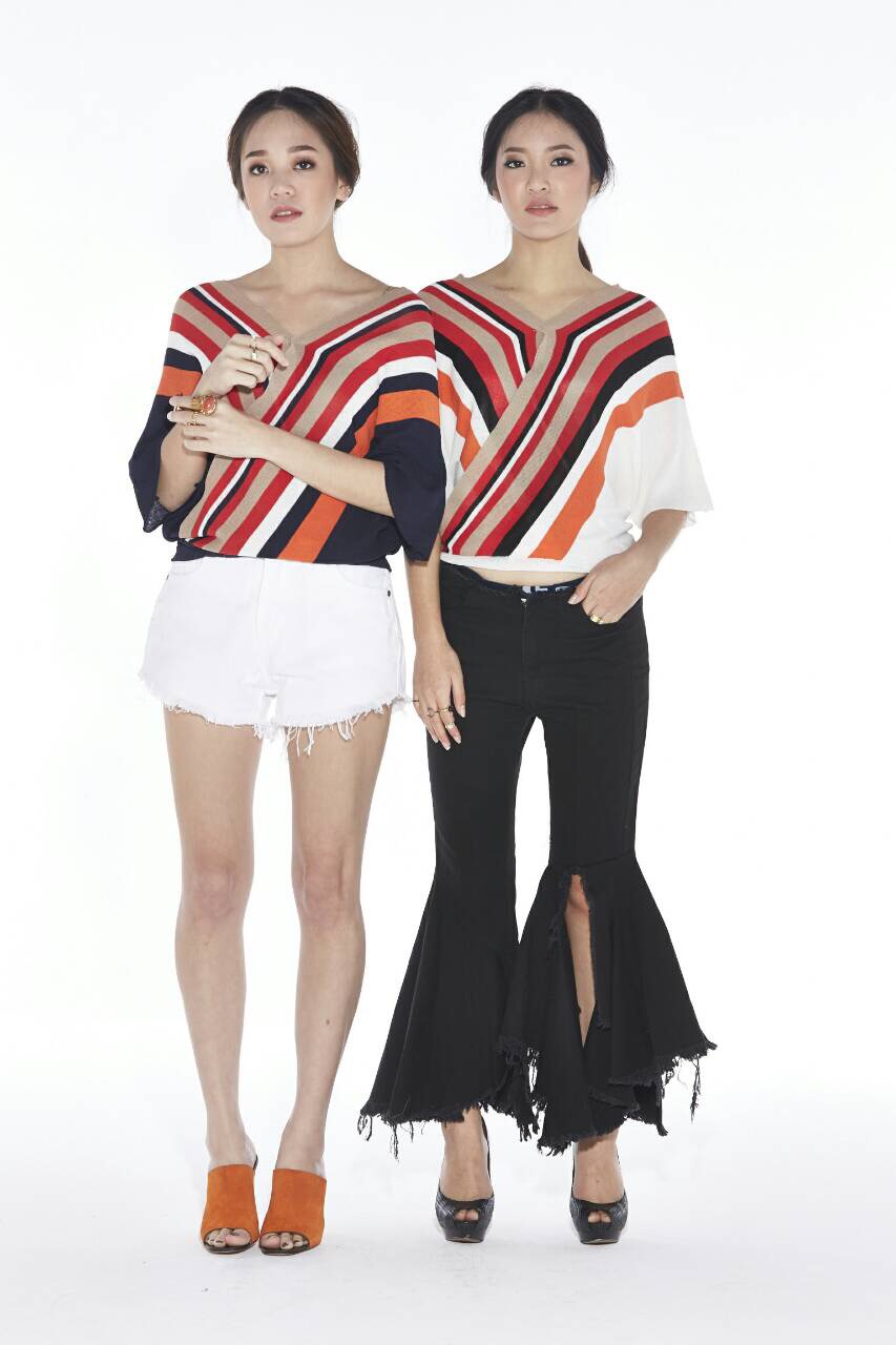 เสื้อทรงไขว้ ผ้าถักสลับสี เก๋สุดๆ แบบชนเกาหลีค่ะ