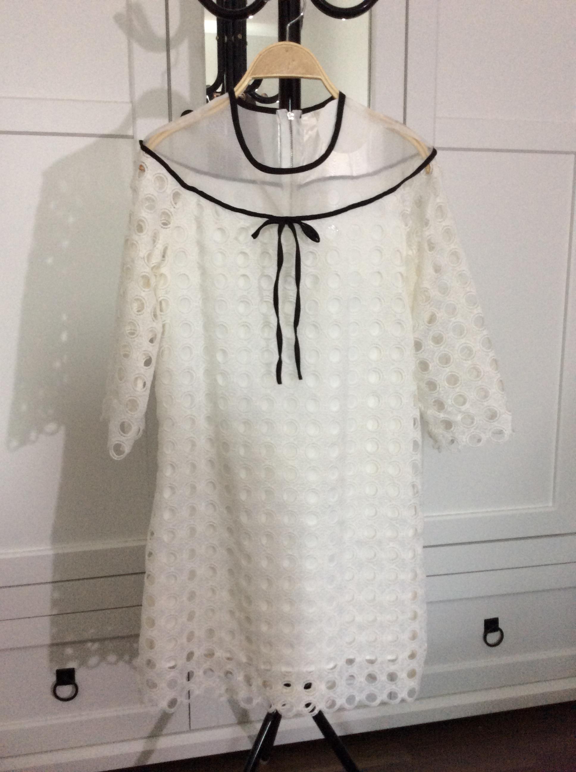 ชุดเดรสเกาหลี ผ้าลูกไม้ฉลุลาย