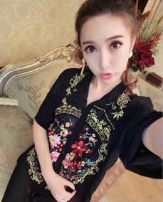 เชิ้ตตัวยาวเนื้อผ้าชีฟองอย่างดี ด้วยดีเทลงานปักแนววินเทจช่วงกลางเสื้อ