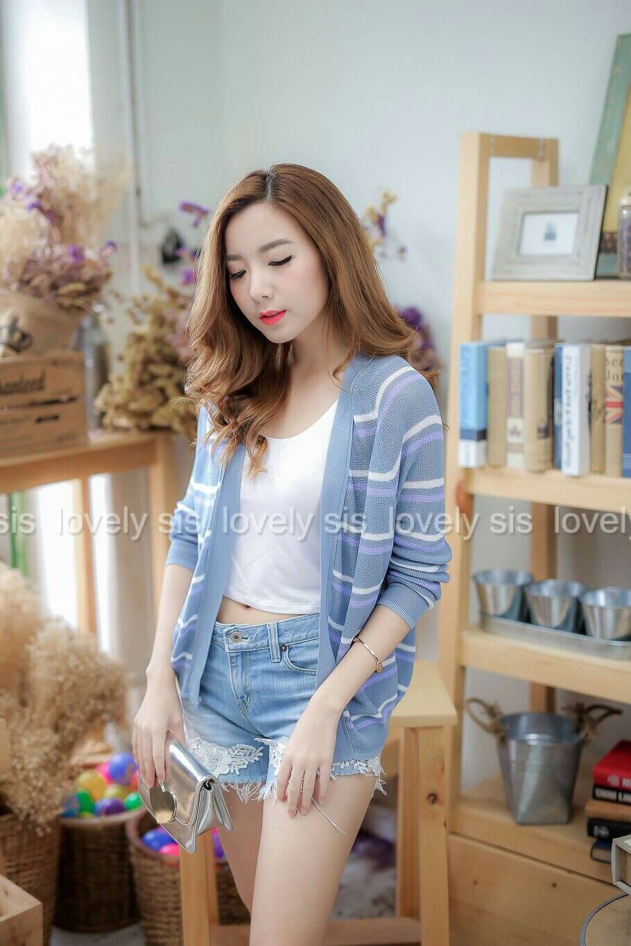 เสื้อคลุมไหมพรมทอลายริ้ว น่ารักมากค่า ใส่ได้ตลอด แมทซ์กับชุดก็ง่าย สวยทุกสีจริงๆ เชียร์ขาดใจ สอยด่วนเลย เนื้อผ้านิ่มมากยืดหยุ่น เริ่ด