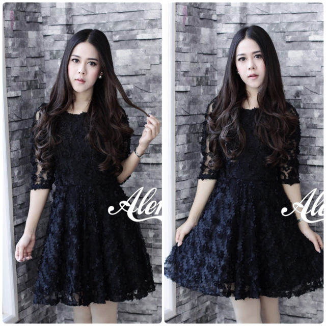 เดรส ribbons rose เป็นเดรสผ้ามีเทคนูนดอกกุหลาบริบบิ้น