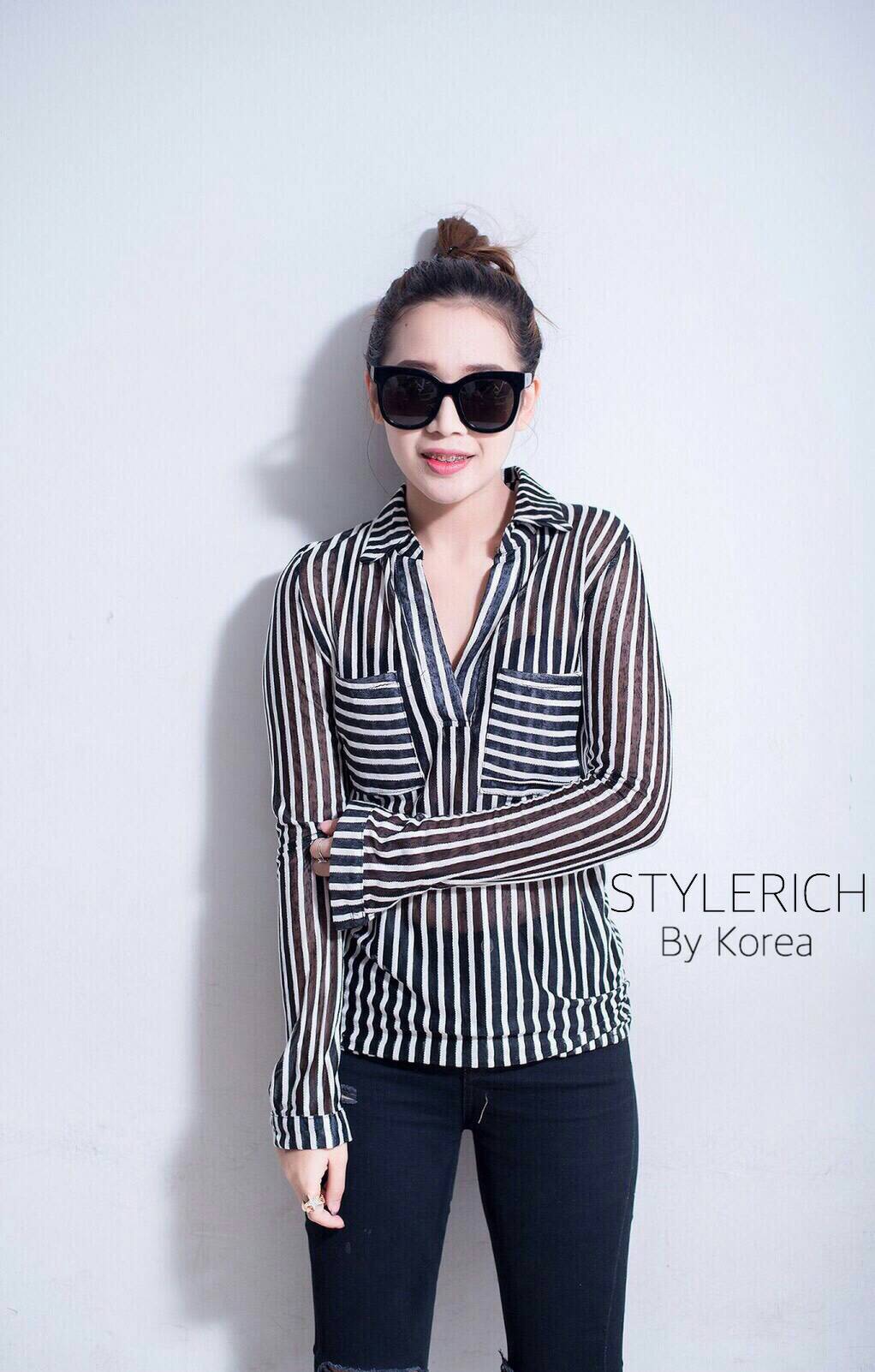 เสื้อเชิ้ตริ้วคอวี ลายทางสลับขาวดำ คอปก แต่งกระเป๋า2ข้าง ผ้าเนื้อดี งานนำเข้า ยืดหยุ่นได้ ใส่สบายมั่กๆๆค่าาา