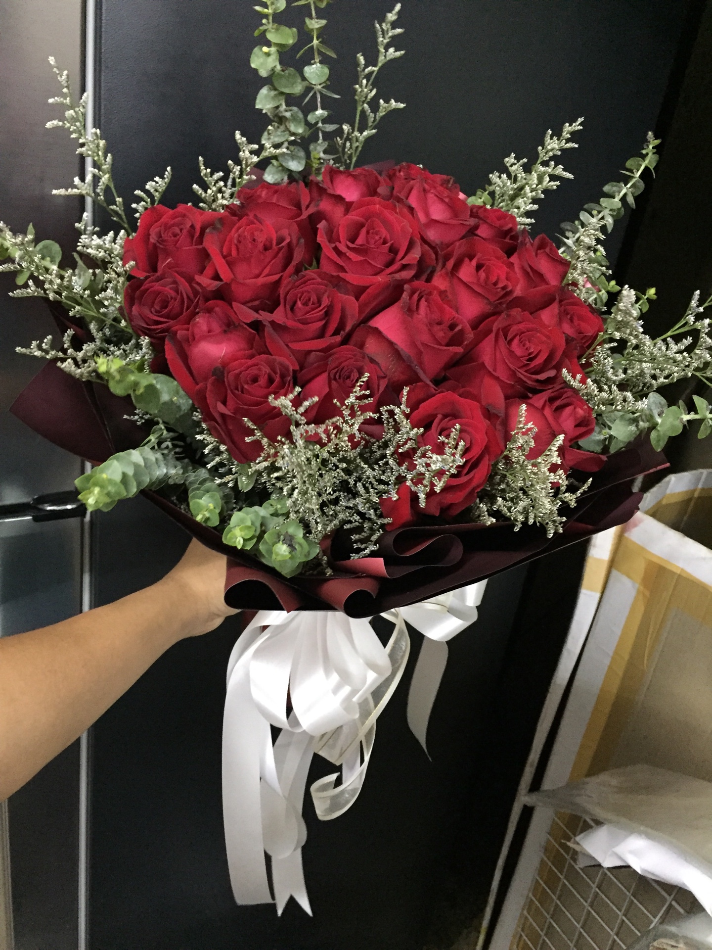 ช่อดอกกุหลาบสีแดง เซอร์ไพรส์วันเกิดคนพิเศษ