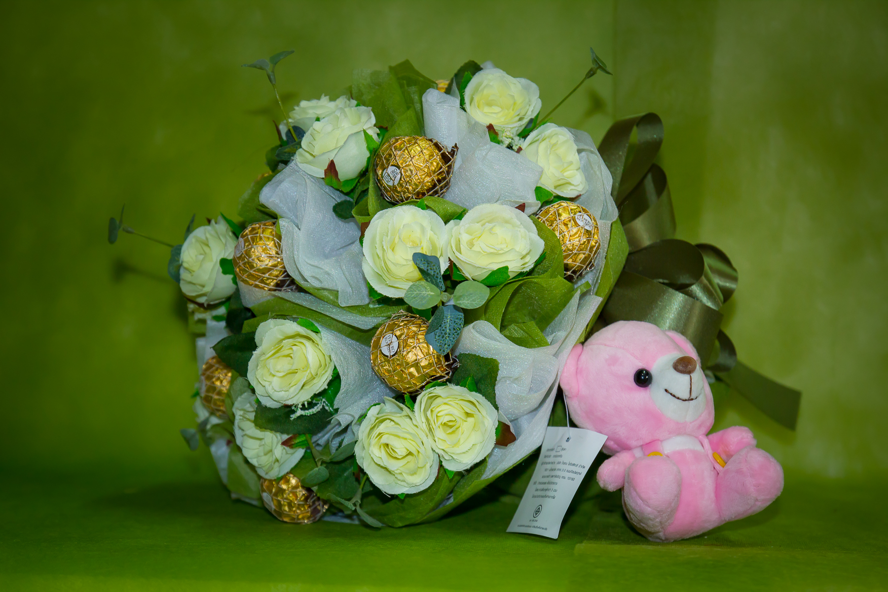 ช่อเฟอเรโร่ (Ferrero Rocher) 9 ลูก ดอกกุหลาบสีขาว กระดาษสีเขียว