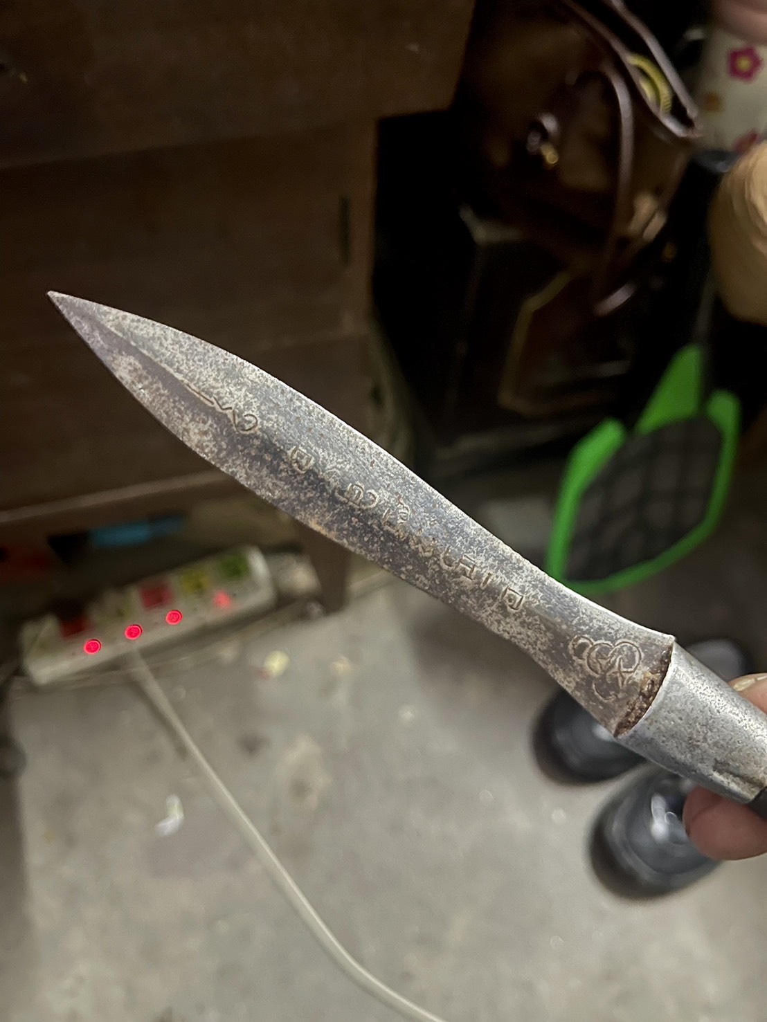 มีดหมอหลวงพ่อรุ่ง วัดหนองสีนวล นครสวรรค์ ไม้พญางิ้วดำ ยุคต้น