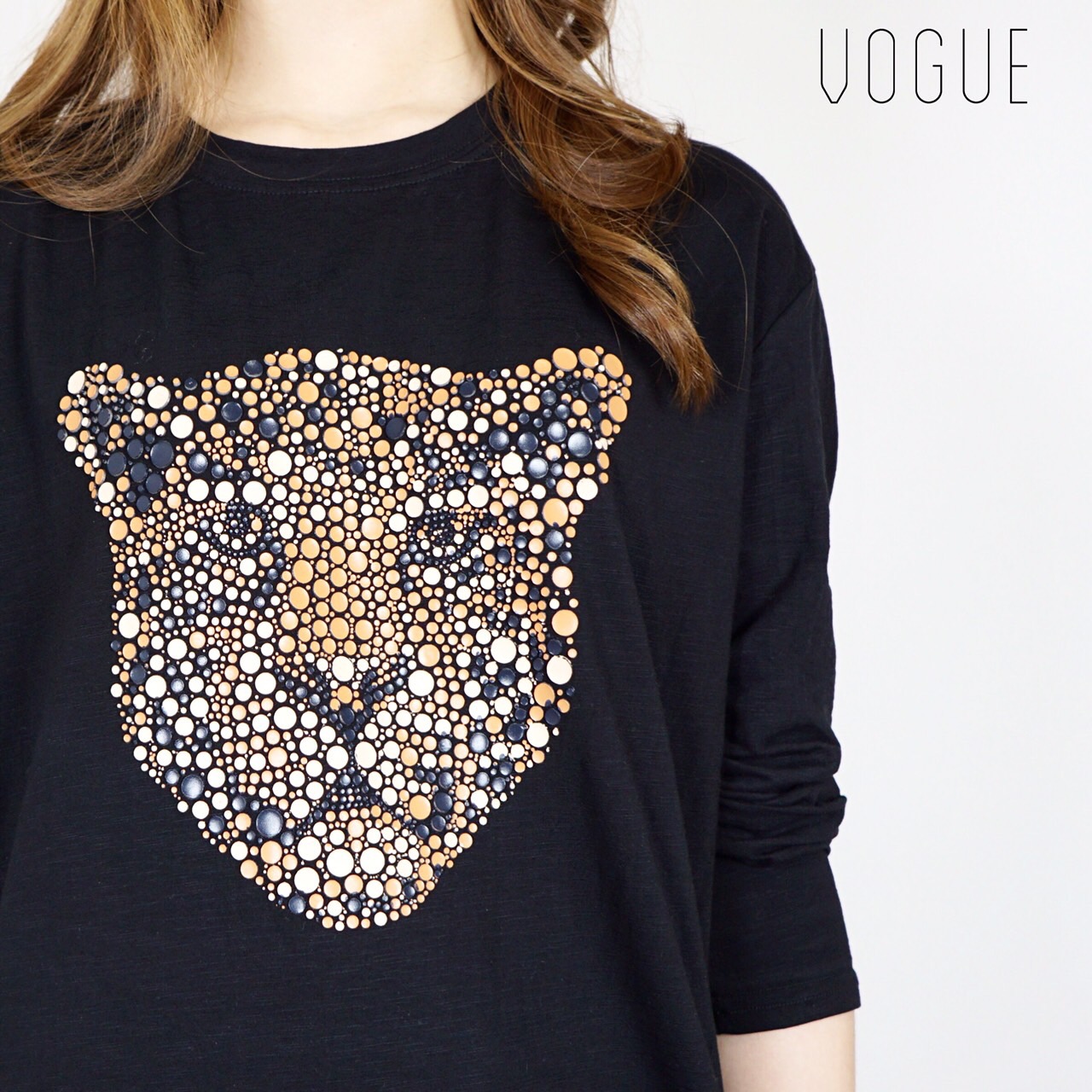 เดรสผ้าสลาฟสีดำผ้าไม่บางนะคะ แต่งลายหน้าเสื้อตรงกลางหน้าอก งานสวยมากๆค่ะ เพราะ หน้าเสื้อไม่ใช่งานสกรีนแบบทั่วไปนะคะ แต่เป็นการตัดปะด้วยหนังหลากสีที่ตัดเป็นชิ้นกลมๆเล็กๆนำมาประกอบเป็นหน้าเสื้อ ทำให้งานออกมาสวยงาม ดูมีมิติ มากกว่างานสกรีนทั่วไปค่ะ